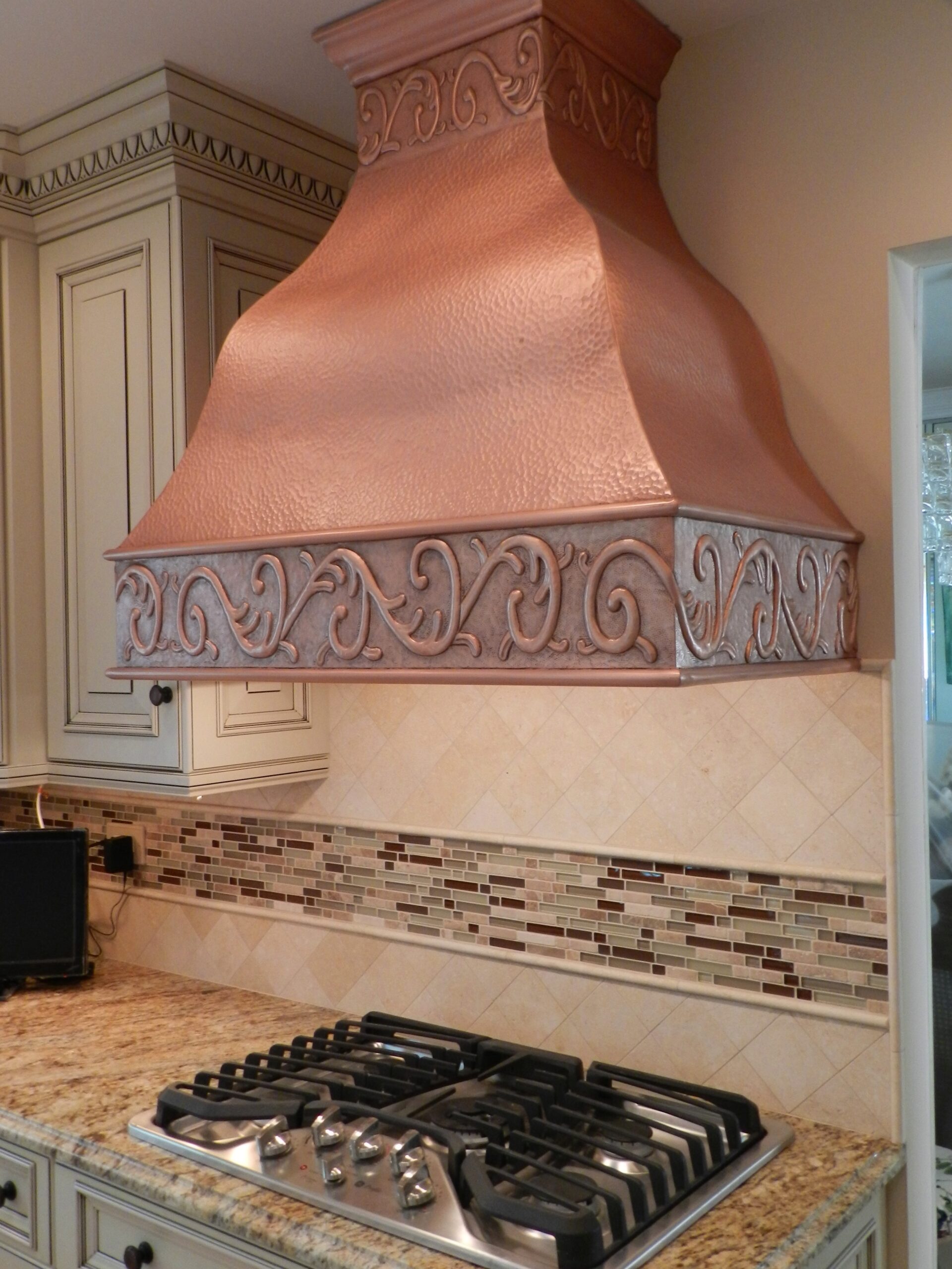 mixed pattern backsplash and countertop under range hood in kitchen | GMD Surfaces in Chicagoland and Northwest Indiana