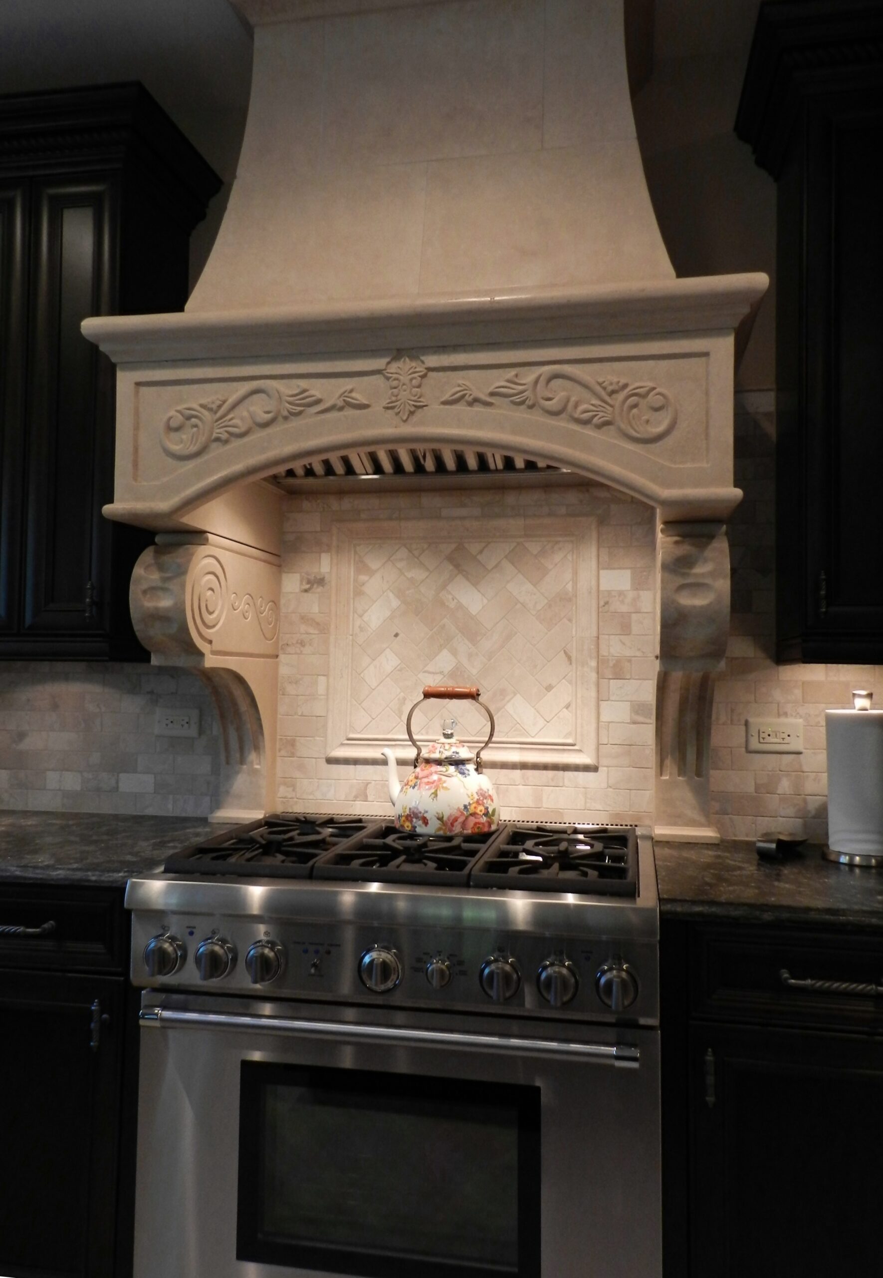 kitchen range with backsplash and hood | GMD Surfaces in Chicagoland and Northwest Indiana