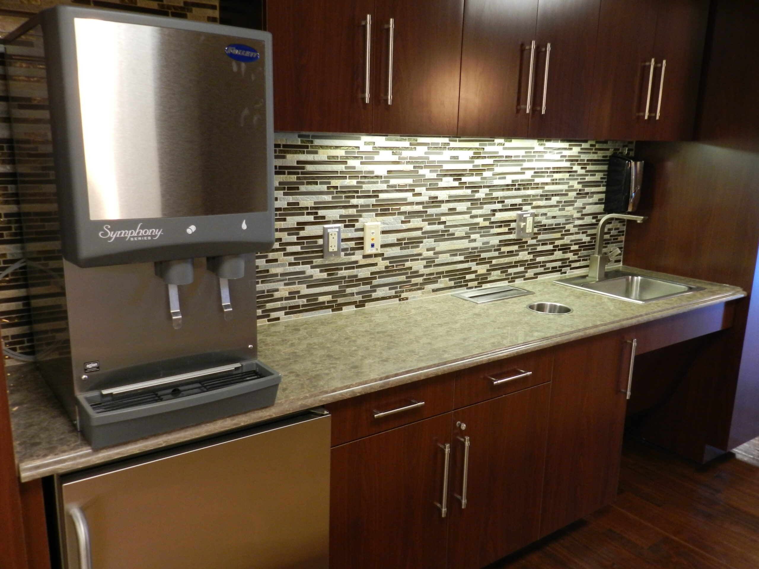 office countertop with sink | GMD Surfaces in Chicagoland and Northwest Indiana