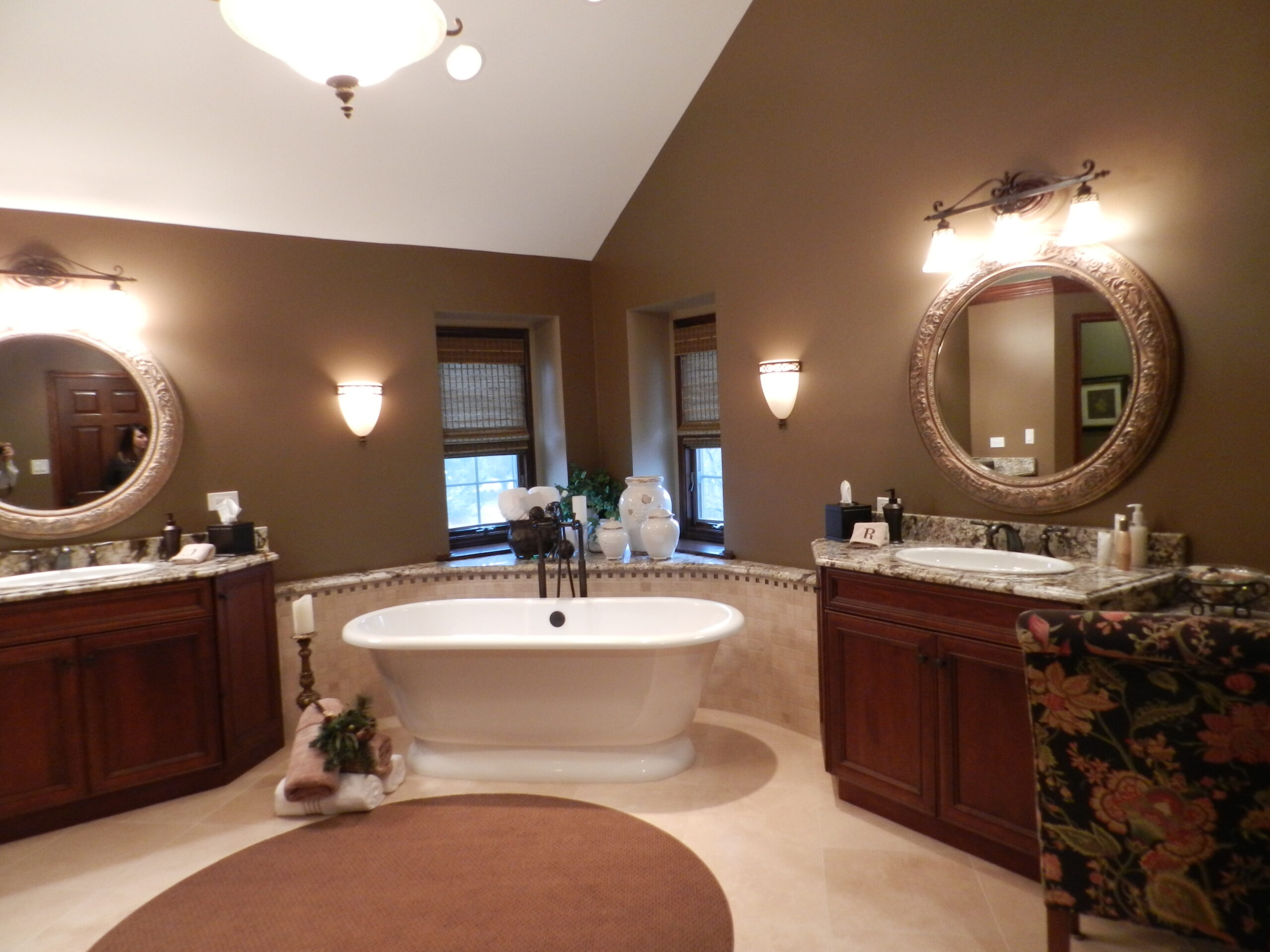 bathroom scene with bathtub, vanities, flooring | GMD Surfaces in Chicagoland and Northwest Indiana