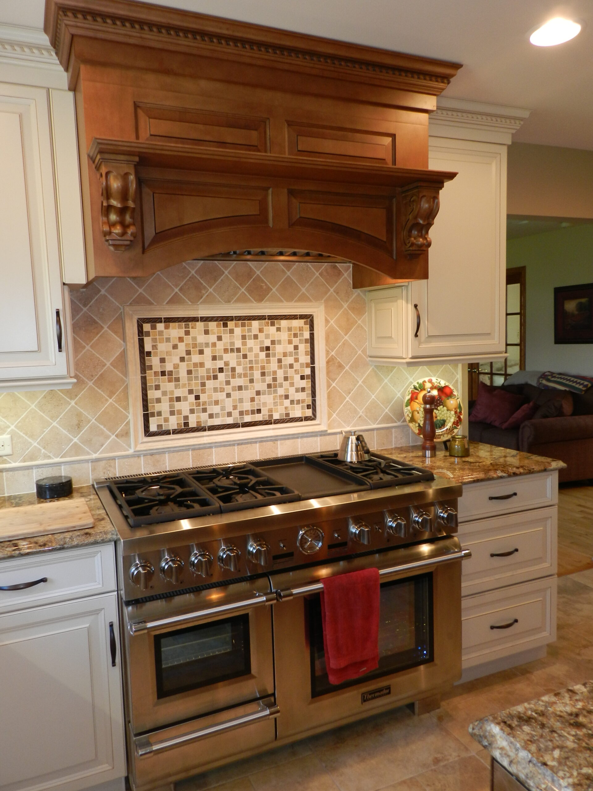 mosaic focal point behind range on kitchen backsplash | GMD Surfaces in Chicagoland and Northwest Indiana